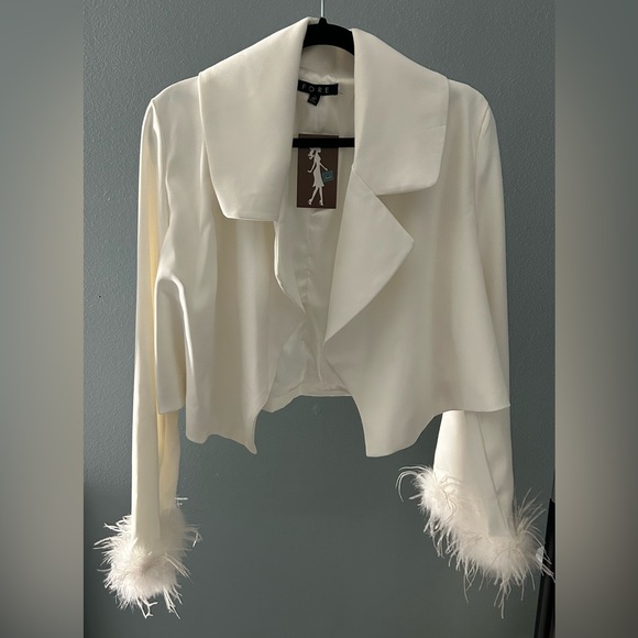 Fore Jackets & Blazers - Chic Feather-Cuffed Cropped Blazer - White